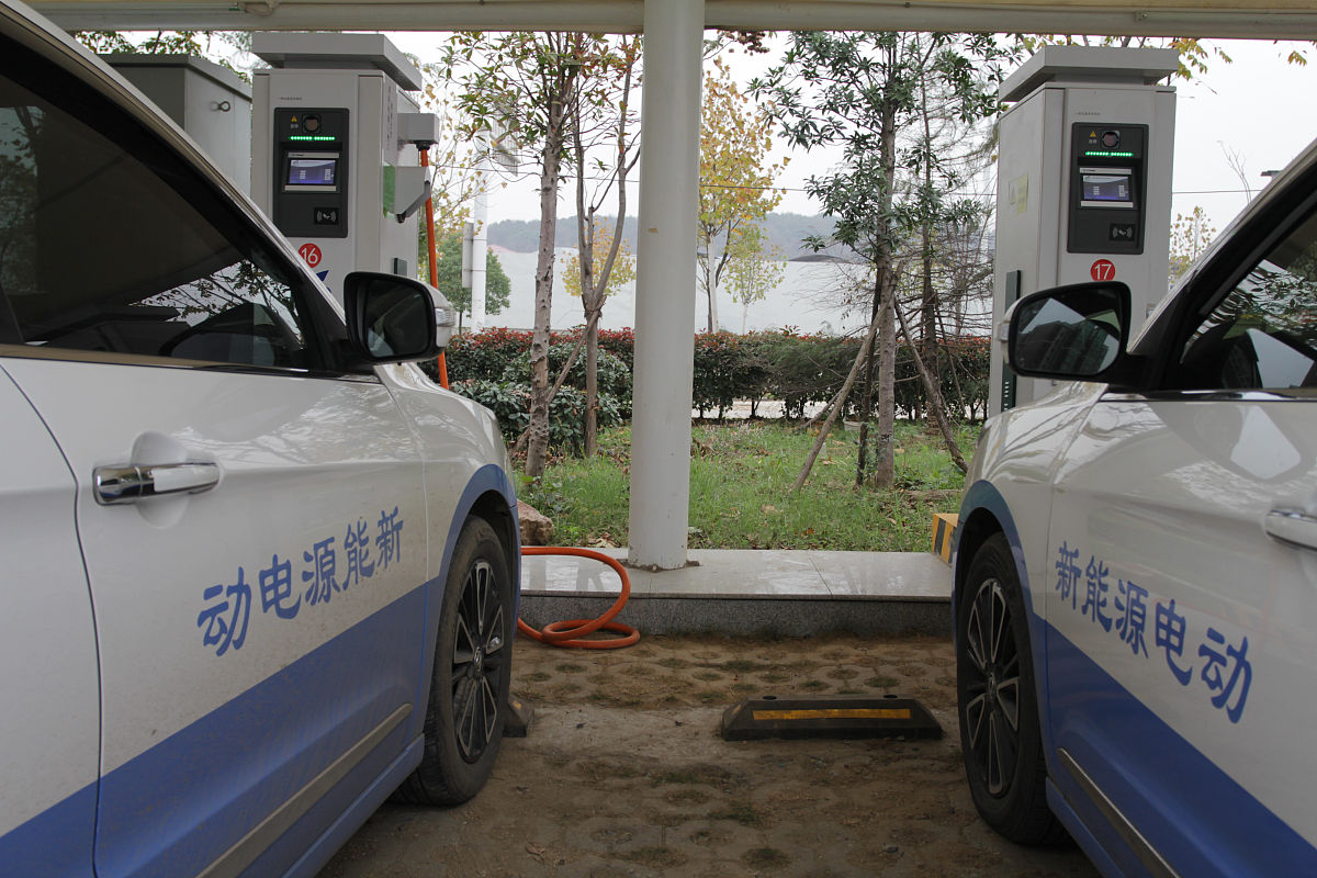 万丰汽车的电动化转型策略：短期合作，长期自主研发