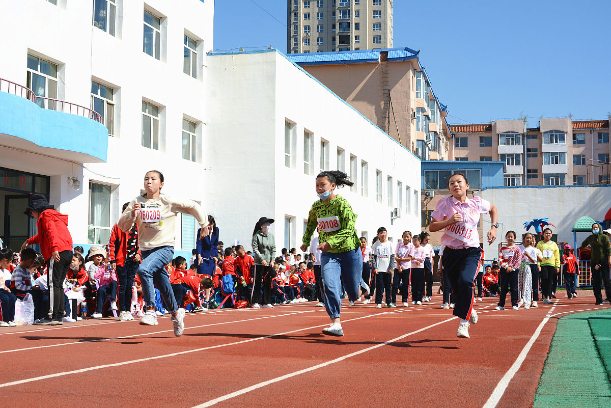 2021年9月17日,吉林省吉林市船营区第二小学校,学生们在校园操场上进