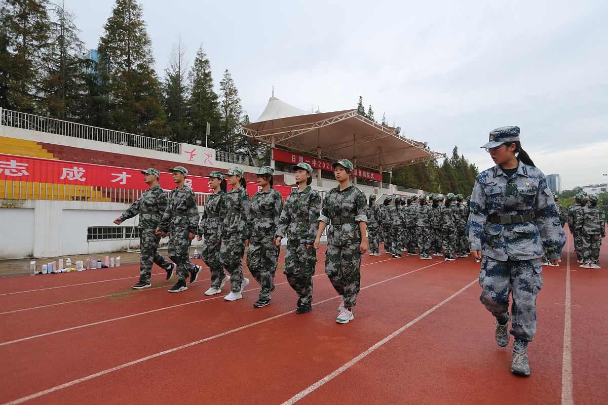 四川高铁学校是军事化管理吗