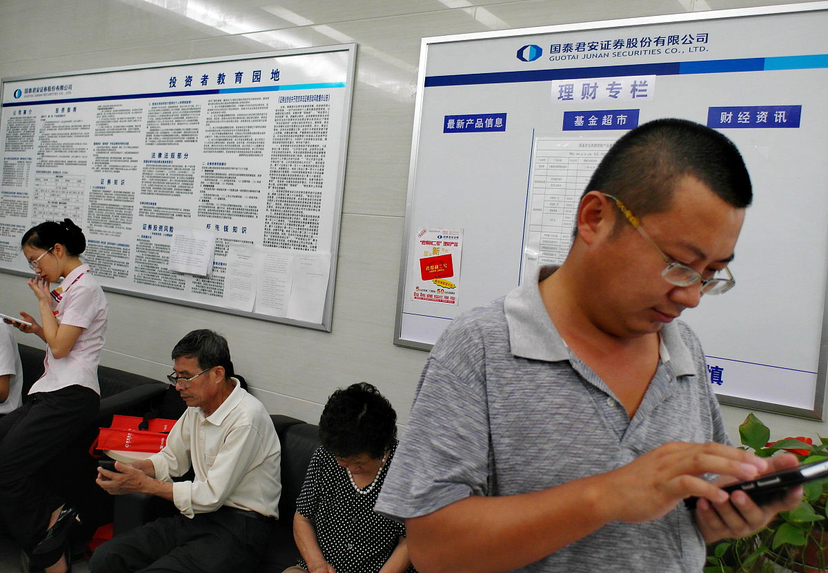 评价银行从业人员的工作能力、勤政廉洁，100字左右