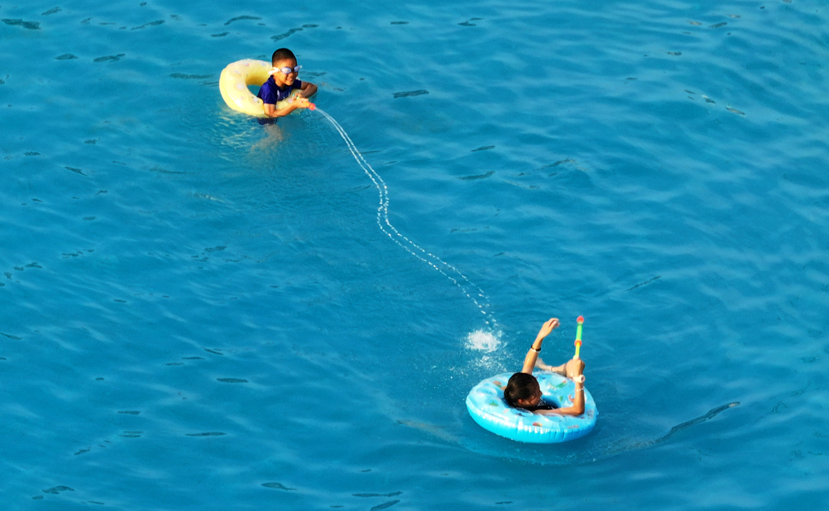 水上冒险：冲浪、划桨板和潜水探险的乐趣