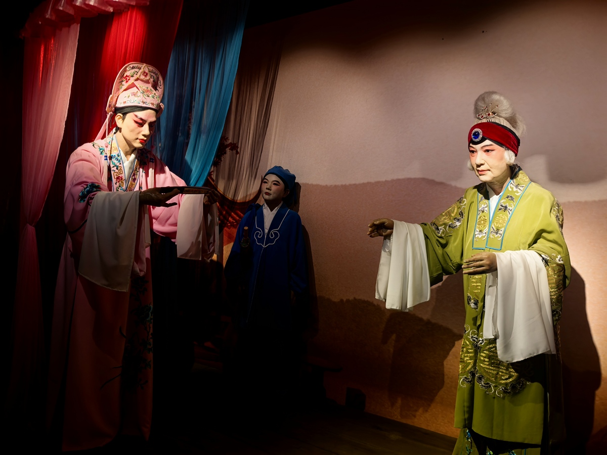 从京剧与相声的关系角度分析《乌盆记》的表演风格。