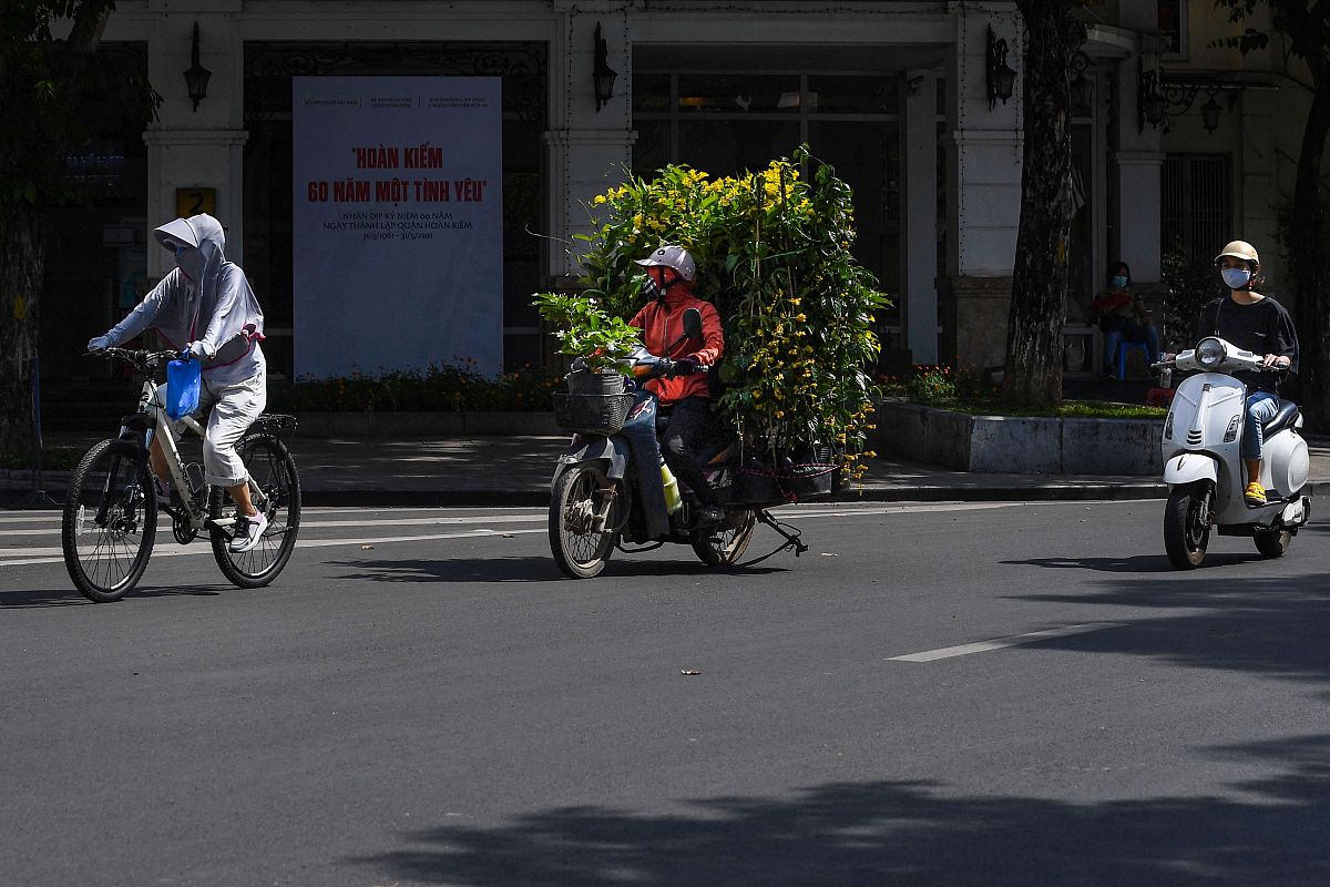 当地时间2021年5月31日,越南首都河内,市民佩戴口罩出行.越南卫生部日