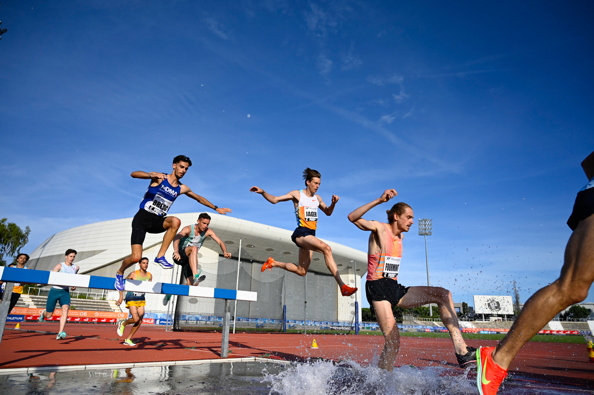 帮我写两篇运动会的通讯稿100字左右