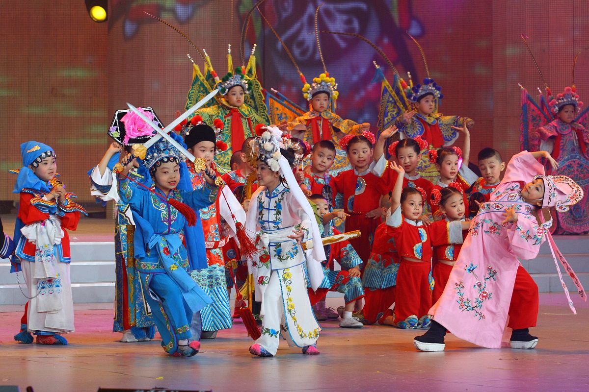 一般来说飘色表演者多为7-9岁的儿童儿童体轻重心较低且受众广容易博得各个年龄段观众的喜爱。