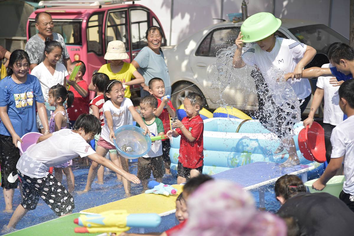 我是一名早教老师学生都是1到3岁有三十个学生可以帮我写孩子每天的成长日志吗？