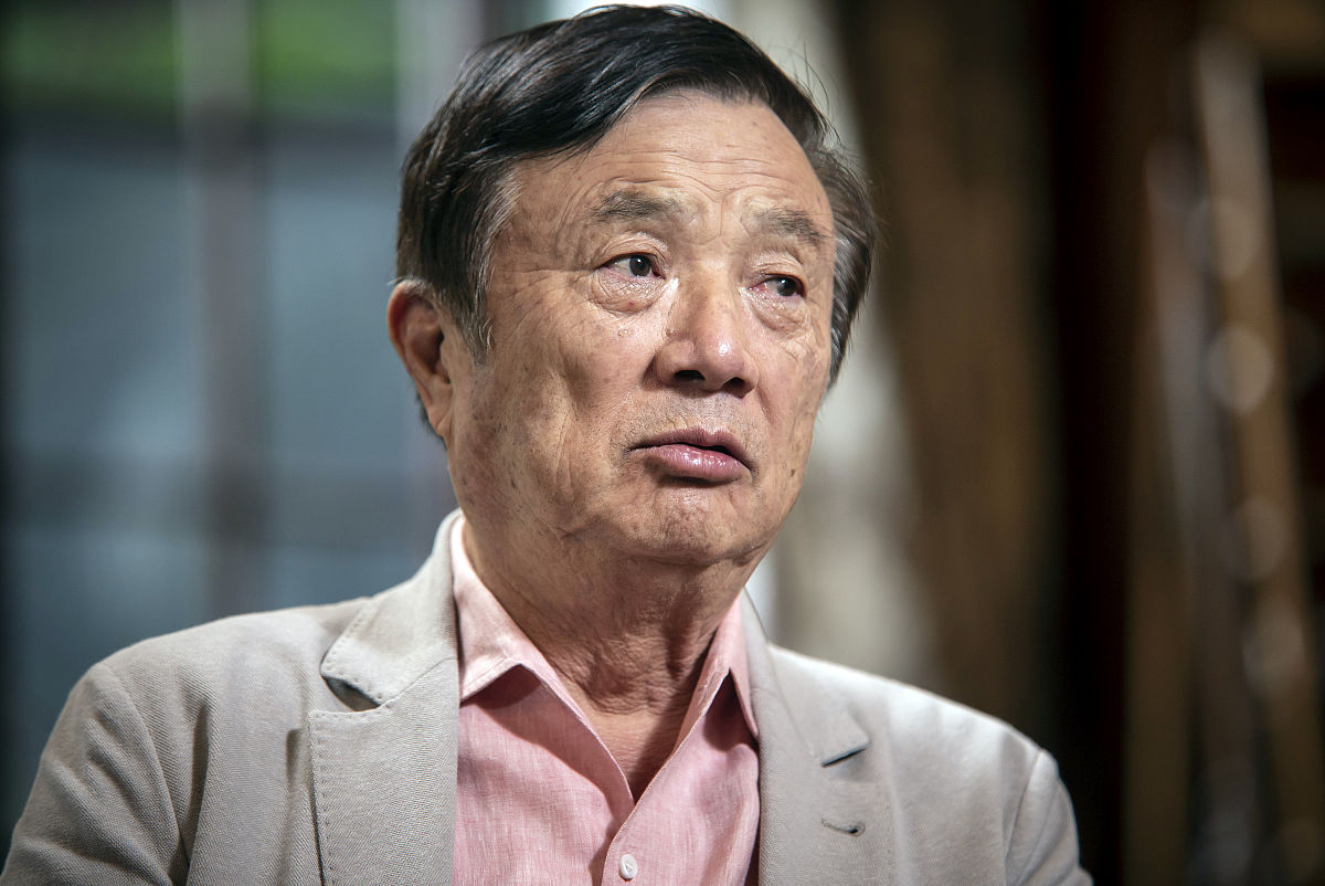 在名人名家故事方面镇宁县也不乏杰出的人才和文化人物。其中最引人注目的莫过于黄果树瀑布华为创始人任正非先生。作为中国的企业家代表任正非在超过30年的时间里凭借着自己的智慧、勇气和果敢领导华为从一个小厂房成长为全球范围内知名的电信巨头。而在这个成长过程中任正非也对贵州的经济和社会发展做出了巨大的贡献。任正非先生曾在多次公开场合提到在他的创业初期曾带领公司员工来到黄果树瀑布旅游。在这里他和同事们欣赏了瀑
