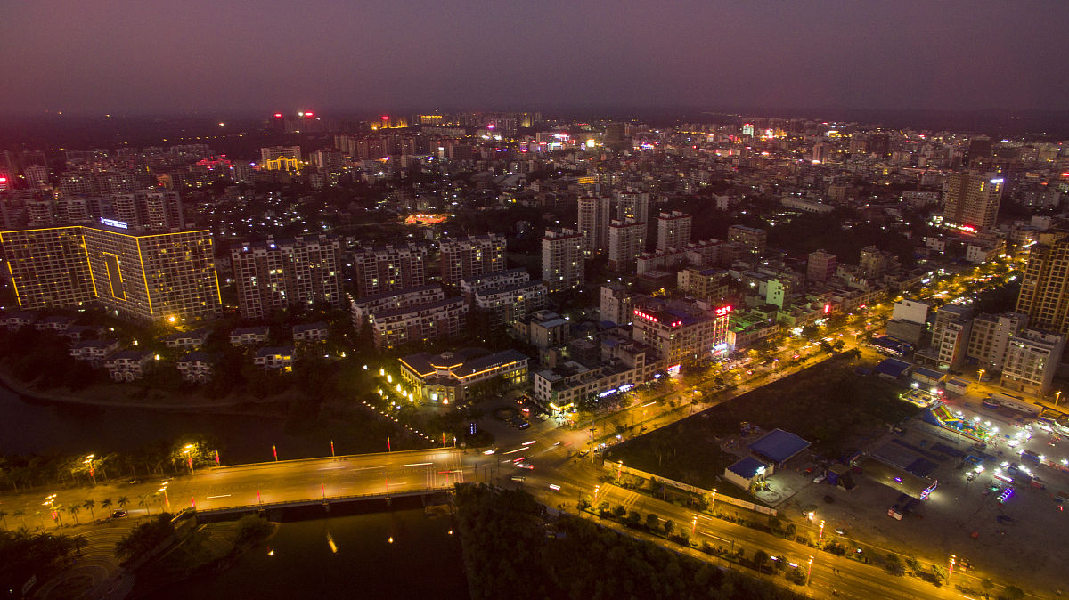 2016年2月29日,海南琼海市,夕阳下的万泉河畔华灯初上景色宜人.