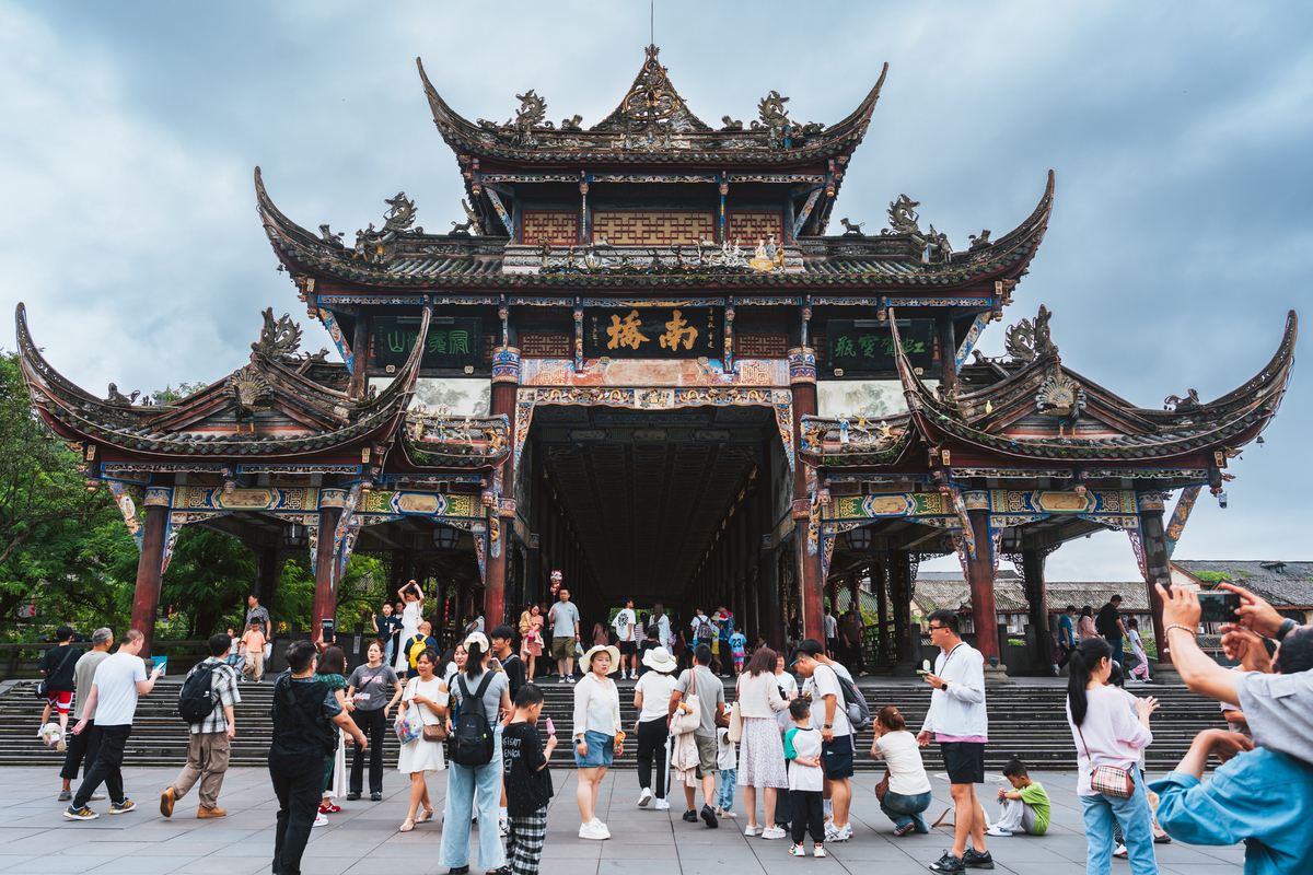 高三毕业旅行两个女生想去成都旅游自己去还是跟团比较好？