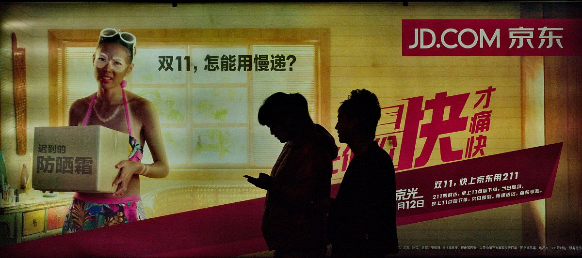 2013年11月07日,北京,双十一临近,地铁通道内电商广告铺天盖地,来势凶