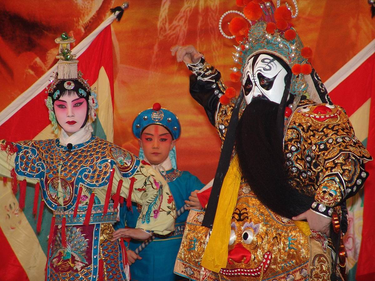 写一个关于电影《霸王别姬》中袁世卿的论文的标题