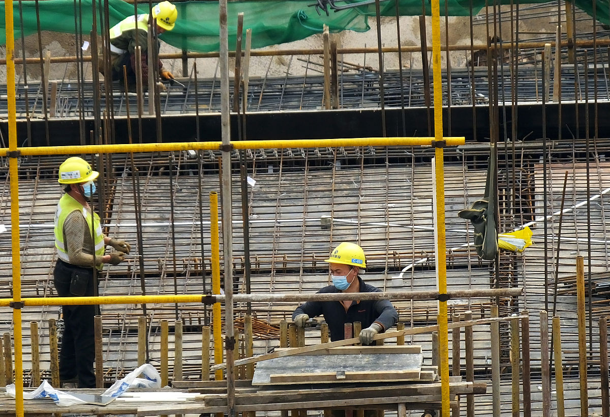 写一篇关于房屋建筑工程施工现场安全管理对提高房屋建筑工程的质量的作用。
