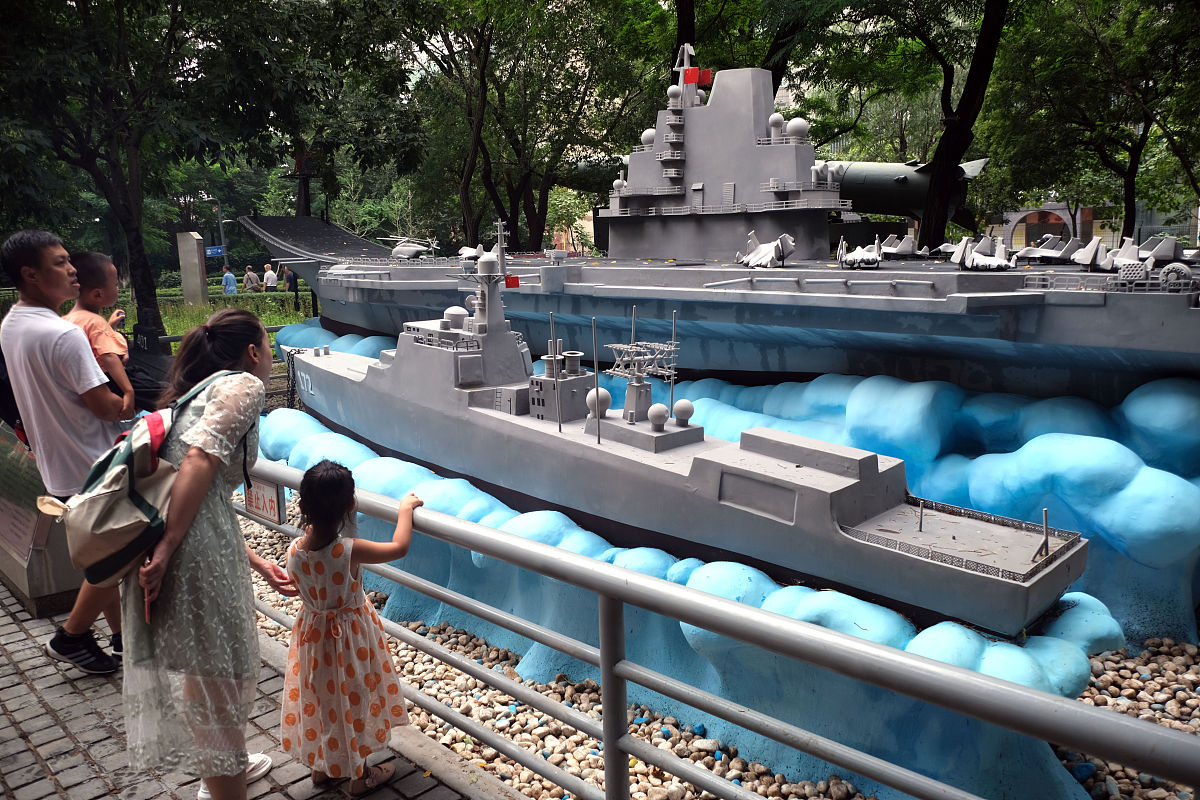 2021年8月1日,辽宁沈阳,游客在八一国防教育主题公园内参观"辽宁舰"航
