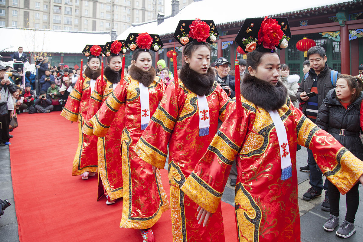  2016年11月12日,游客在吉林市满族博物馆与格格们喜过"颁金节".