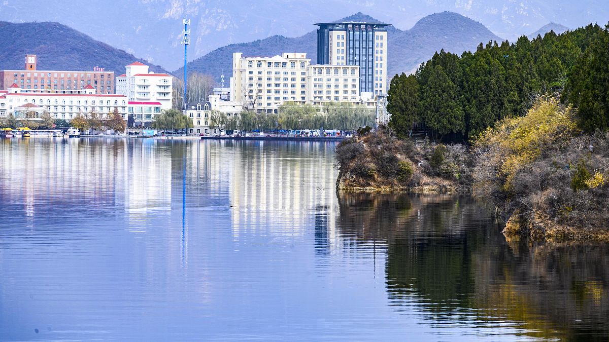 2021年11月15日,北京,晚秋时节,怀柔区雁栖湖景区蓝天白云,景色优美,