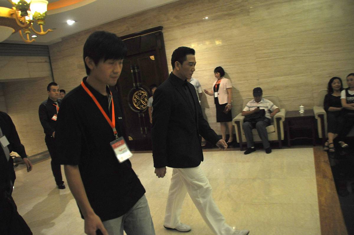 2011年9月5日讯,开封,日前,温兆伦现身某酒店出席活动.  温兆伦+++_++