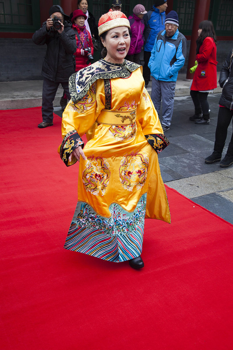  2016年11月12日,游客在吉林市满族博物馆与格格们喜过"颁金节".