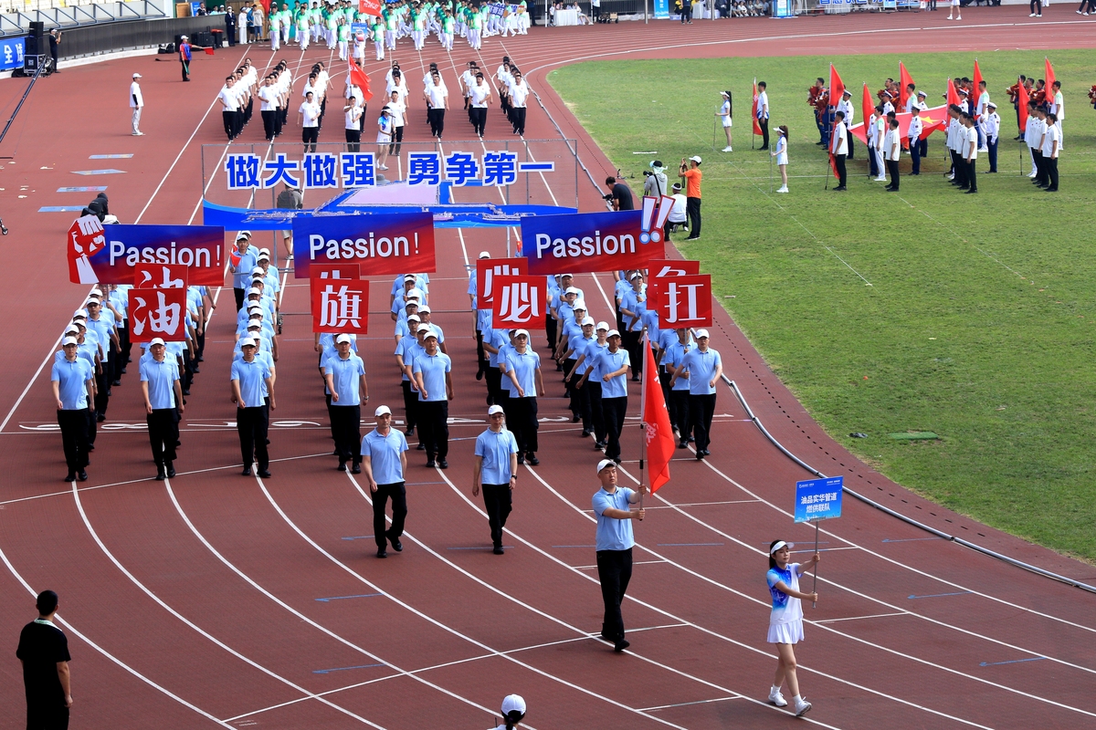 海洋与环境学院方队：守护蓝色星球，舞动青春活力！