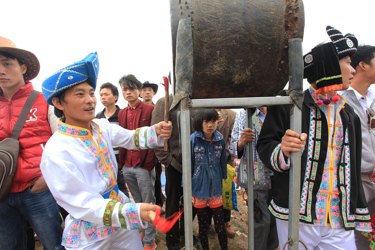 2016年6月9日,云南省昭通市永善县马楠乡,一位苗族同胞打牛皮鼓.