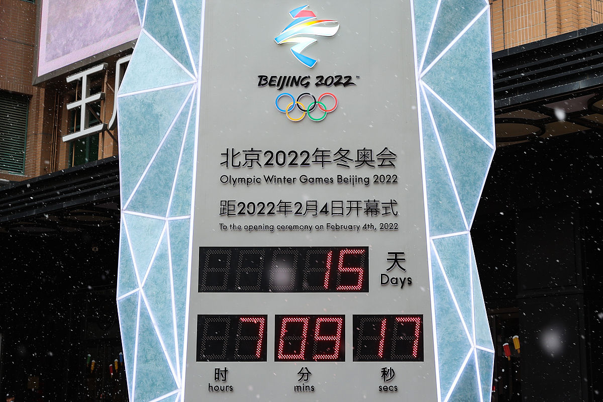 随着微信的迅速发展人们的沟通变得亲密无间微信成为了市面上最主流的通讯类 APP 之一。微信小程序在微信稳步发展后诞生它是一种不用下载就可以使用的应用程序用户只需要在微信中扫一扫或搜一搜即可打开不需要额外的安装或是卸载所以小程序从诞生至今以便捷、轻量级、内存小等优势成为了当下焦点。因此本文以冬奥会为背景讨论并设计了一个基于微信小程序的冬奥新闻资讯平台为用户提供最新冬奥资讯、视频等。将这段话润色扩充