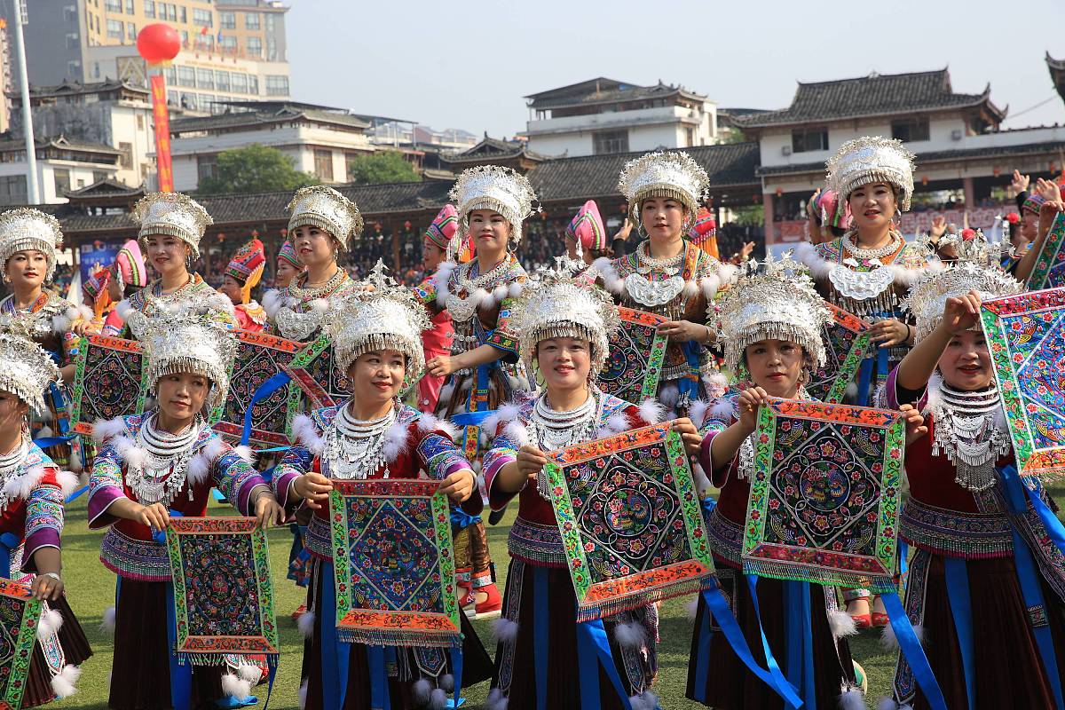 2019年11月23日,广西柳州,融水苗族自治县体育公园,苗家女在展示苗族