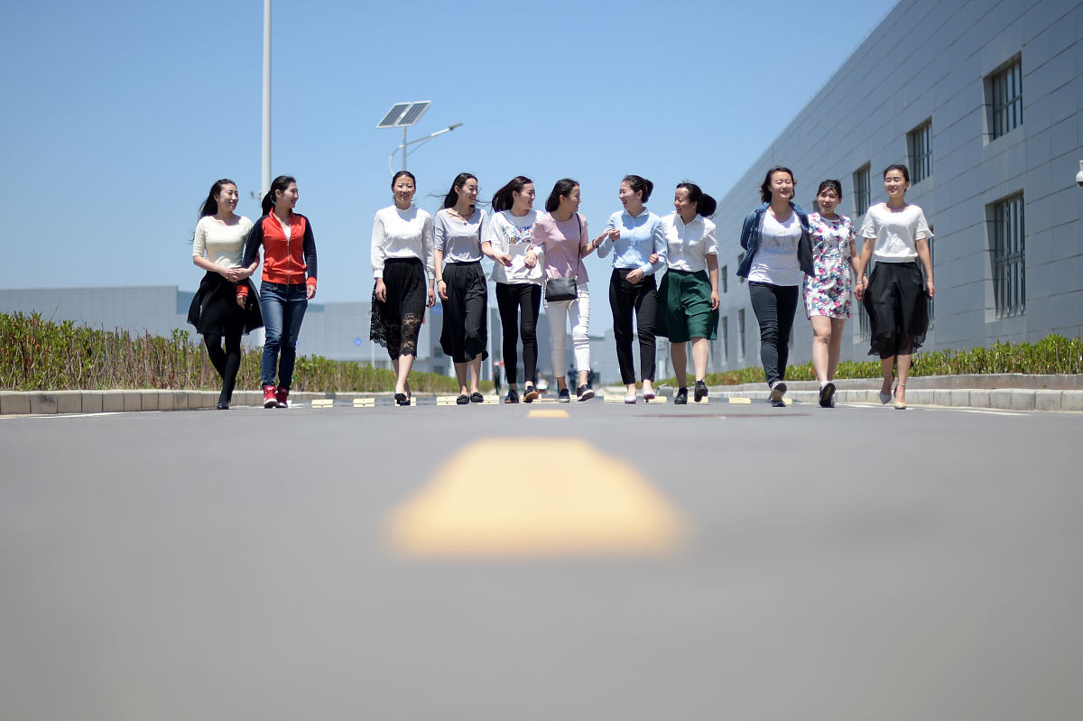 我很爱我的闺蜜我刚开始咬她的耳朵她很讨厌但后来她不讨厌了接受了