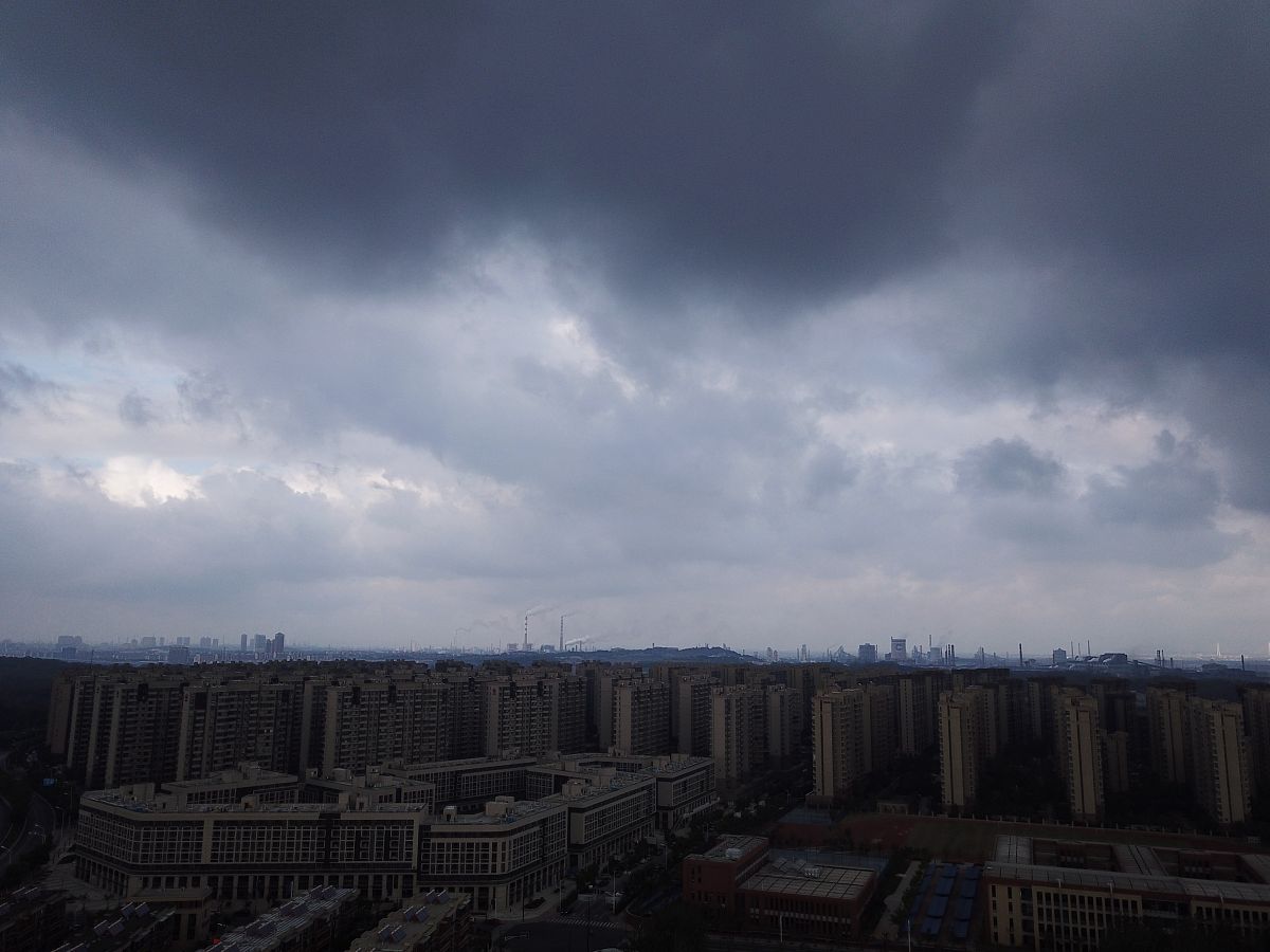 2018年8月26日,南京江北新区上空乌云密布,阳光无法穿透云层,天空呈现