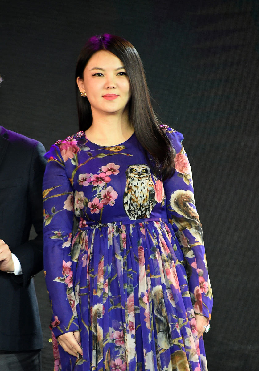 根据相关人物事件以李湘离婚后过得有多惨？根本没人愿意接盘毕竟她再婚条件太差了为题写一篇2000字左右的文章原创90。