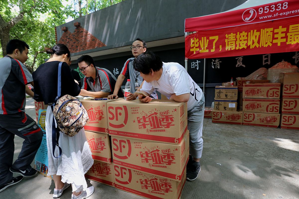 如果你是本公司的业务员你在一辆载着过期面包的卡车上准备到偏远的地方把这些面包销毁这些面包虽然过期了但还是可以食用的。可是在半路上碰到一群灾民他们十分饥饿灾民们把卡车拦了下来而这些灾民知道卡车里是面包。在这些灾民里还有正在灾民中采访的好几家记者也很关注这件事。请问你会怎么处理这件事情既不让记者报道可口可乐的负面新闻又可以让这些灾民对可口可乐留下好的印象呢