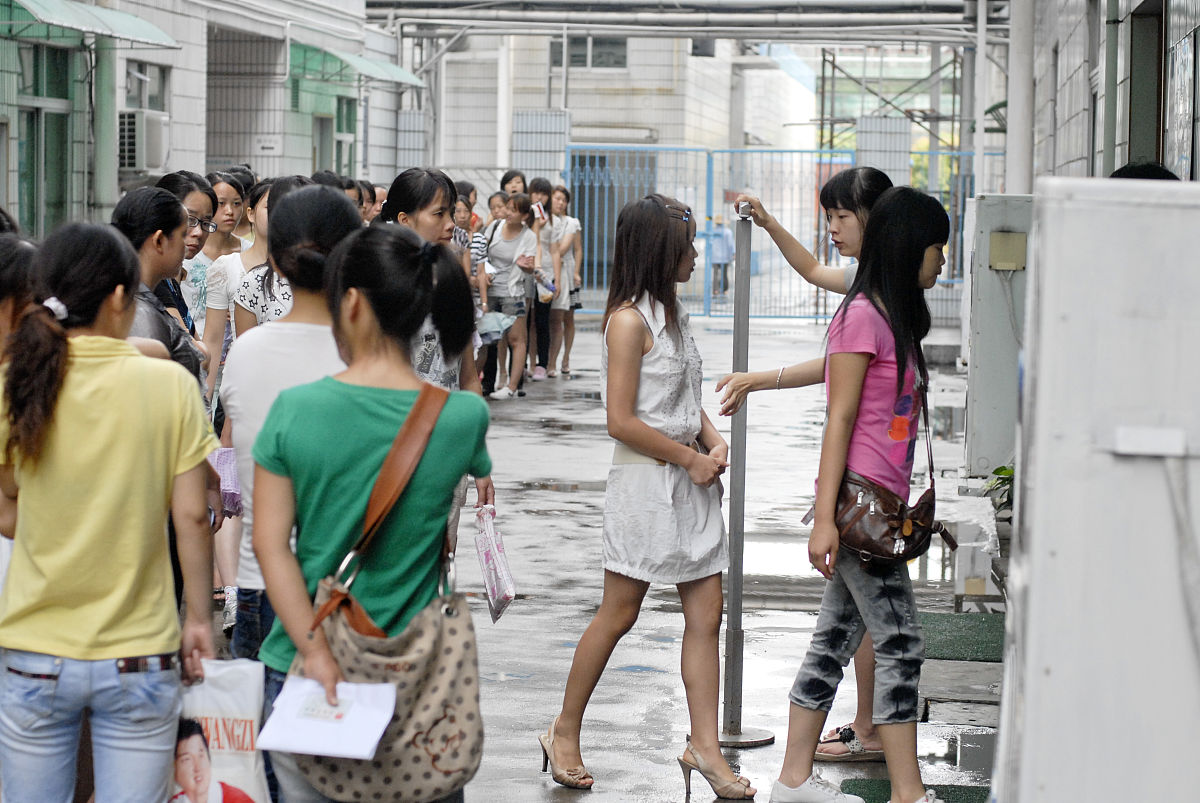 在大学去上课的路上逆着人群走路时感到不自在我该怎么办我感觉我的走路姿势怪异我的脸看上去很死板