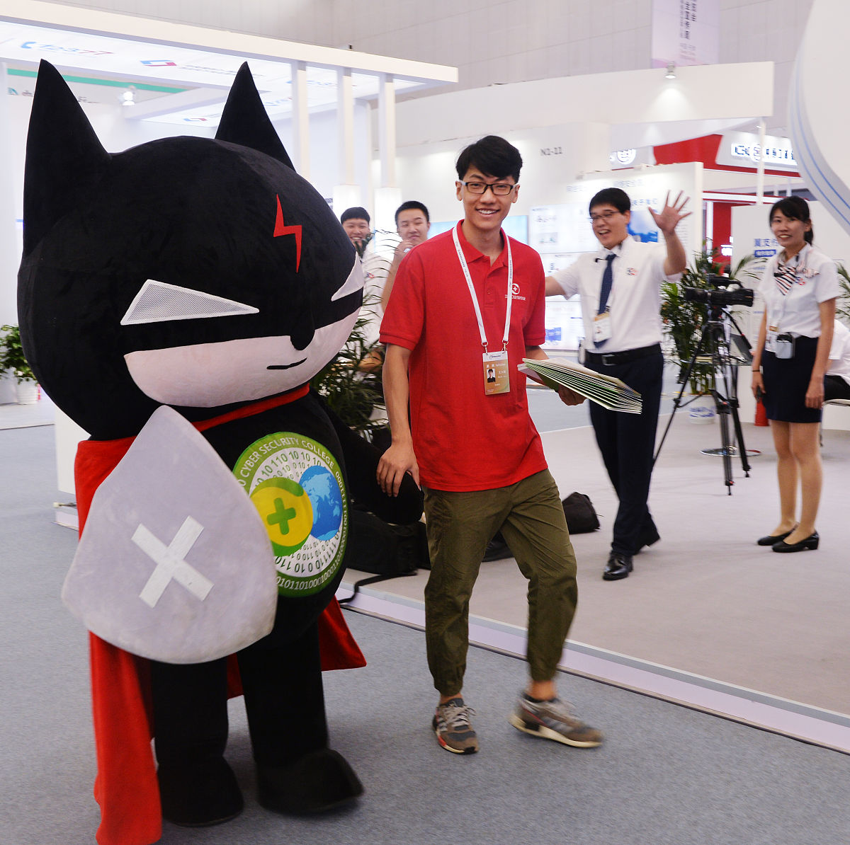 请帮我从传统文化与现代文旅的关系、文物+科技+教育+创意的模式、文化产业带动文化传播等角度分析摔碗酒不倒翁小姐姐悬浮兵马俑长安十二时辰盛唐密盒等IP火出圈的原因进行五百字左右的论述