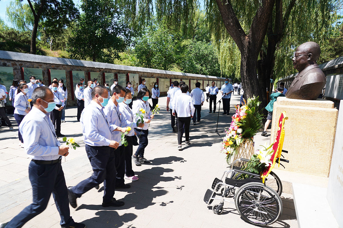 有人说吴有训教授要是没有回国继续从事科研也会获得诺贝尔奖也有人说吴有训教授是中国物理学的开山鼻祖他培养了众多杰出的物理学家为中国的科学事业做出了杰出的贡献。你怎么看？读完吴有训教授的故事您又有什么感想呢？