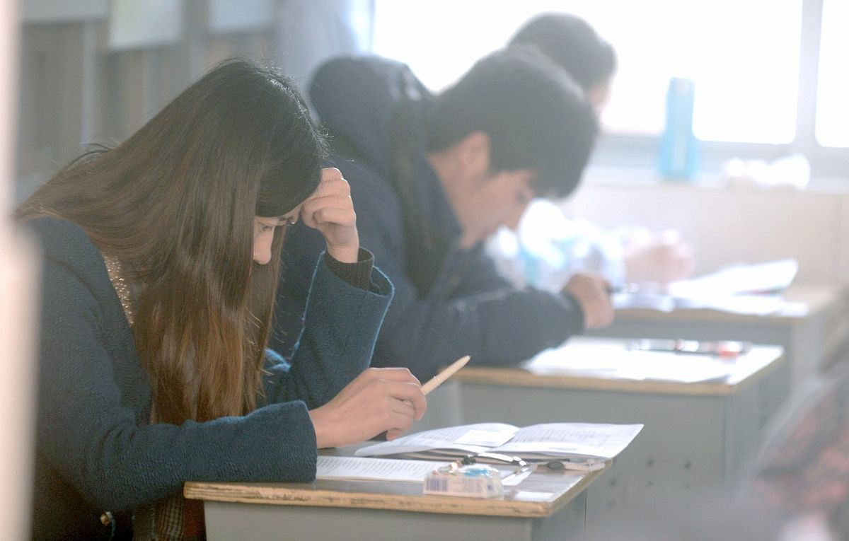 2015年03月22日,江苏扬州,邗江实验学校考点外,考生们准备进入考场.