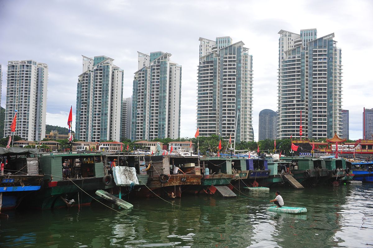 2020年9月17日, 台风"红霞"强度升级海南三亚渔船游艇回港避风.