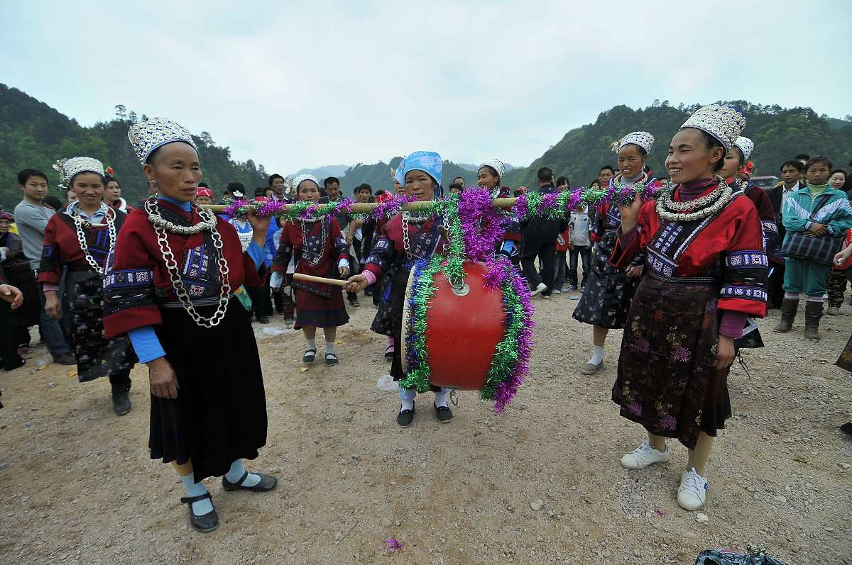 2011年4月17日,三名苗族妇女在贵州省台江县施洞镇偏寨参加苗族姊妹节