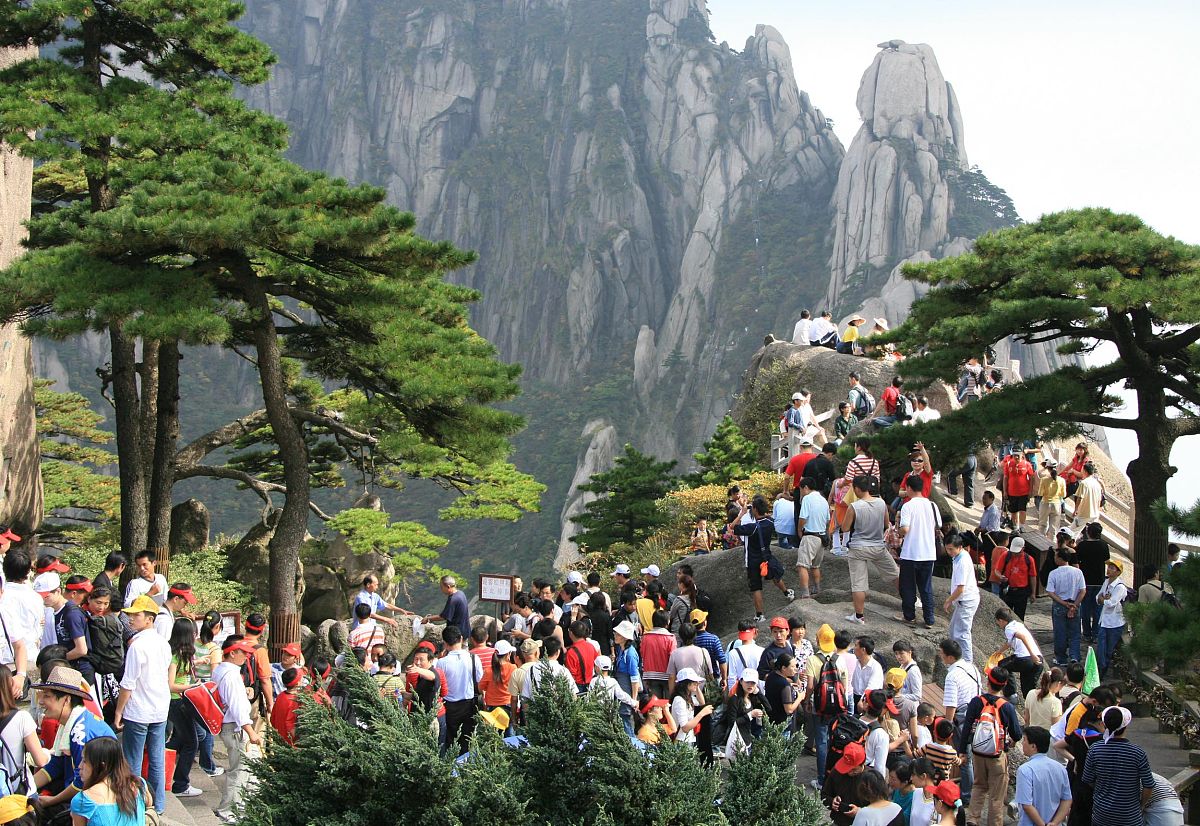 2018 年国务院总理李克强作政府工作报告其中降低重点国有景区门票价格是事关旅游改革的重要内容。全国较多景区推进了门票价格降低的改革其中全国较多 5A 景区取消门票试以你熟悉的景区为例分类分析取消景区门票政策的可行性