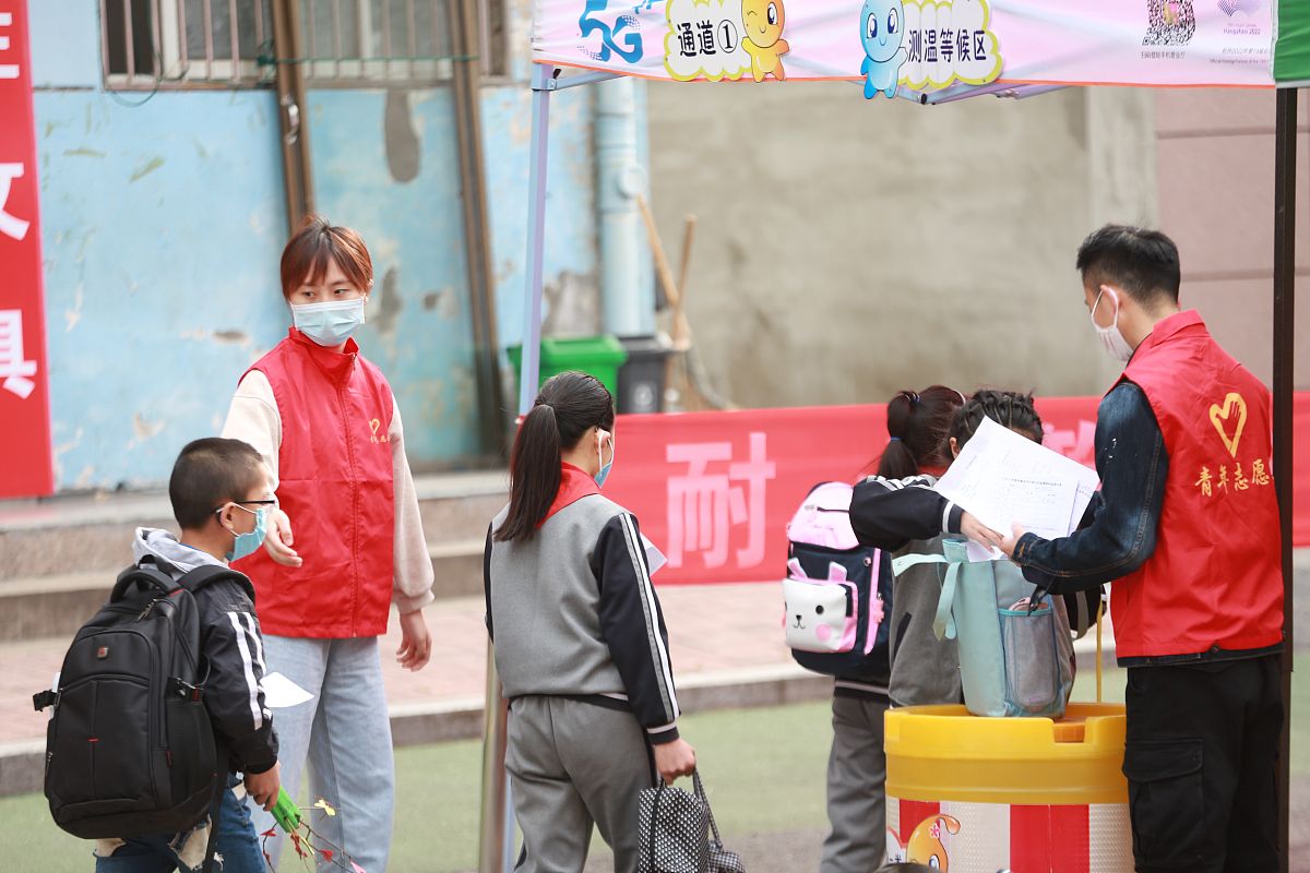 2020年4月26日,随着学校逐步复学,浙江省东阳市青年志愿者正在配合学