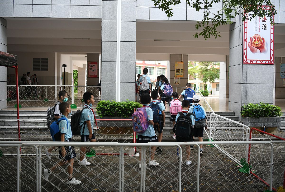 2020年9月7日,海南三亚,三亚市实验小学迎来一年级新生及家长.