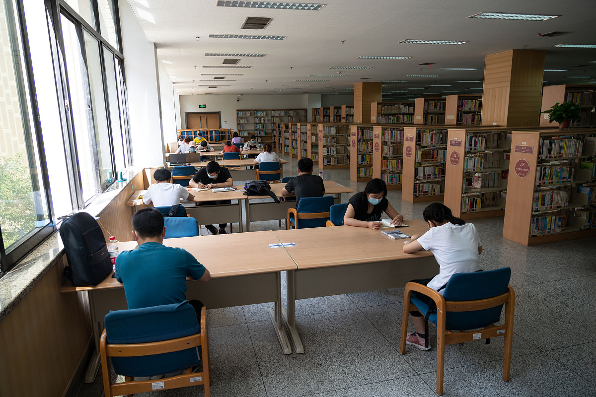 这是一个机票预定系统的客户机流程说明：客户机上的输入信息为旅客资料或帐单号还包括一个定票领票选项。输出为打印帐单或机票和确认或出错信息。其内部处理流程如下下面对各模块以数字表示进行功能说明1读入并确定定票领票它是一个事务处理中心若输入是定票时转入2输出则转入5。2．读入旅客资料读取所输入的旅客资料并将其格式化将格式化数据送3。3．检验输入资料检验格式化输入资料初步检查输入是否有误它是一个事务处理中