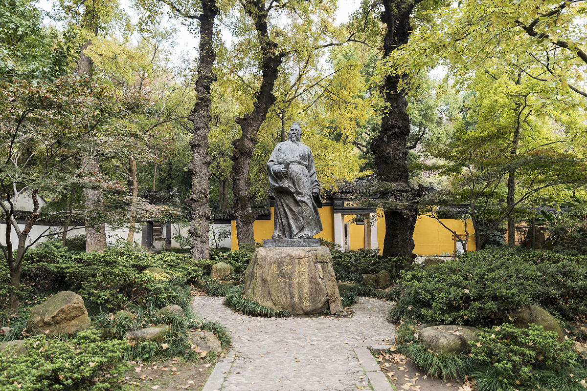 2018年11月14日,江苏苏州,范仲淹塑像.