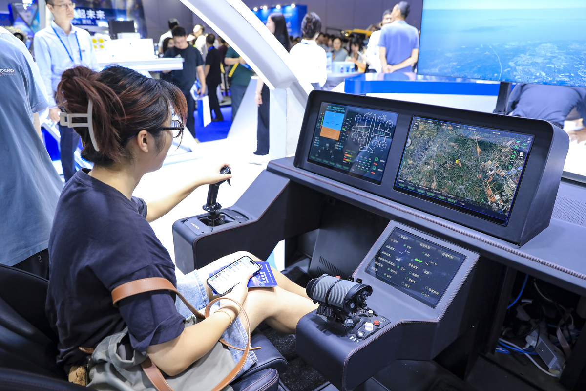 模拟飞行手游更新：新增飞行模拟器模式，体验真实飞行操作！