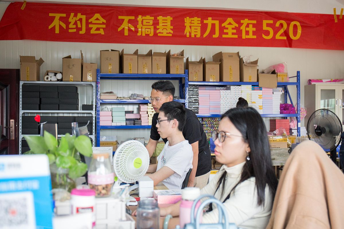 设计一个用5块钱作为成本在学校里售卖糖果的创业计划