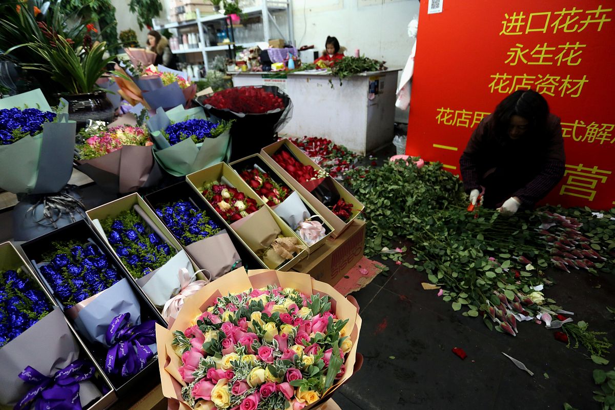 2019年2月13日,情人节将至,记者在南京汉中门花卉市场内看到,一派忙碌