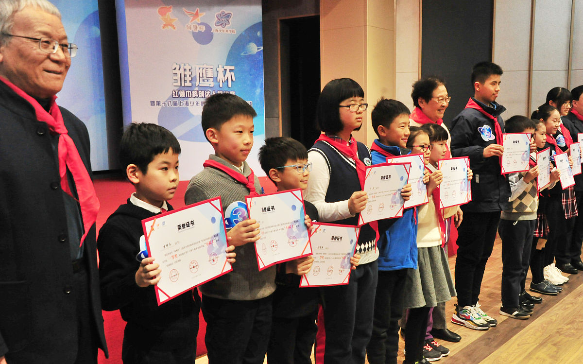 你现在的身份是一名幼儿园老师要参加黄浦杯文章大赛现在请对文章《独具匠心创新育人路——探索幼儿教育的创新实践》进行分享这些成果和经验的价值和意义内容写作。保证内容逻辑性可以适当增加案例进行说明不要乱写：