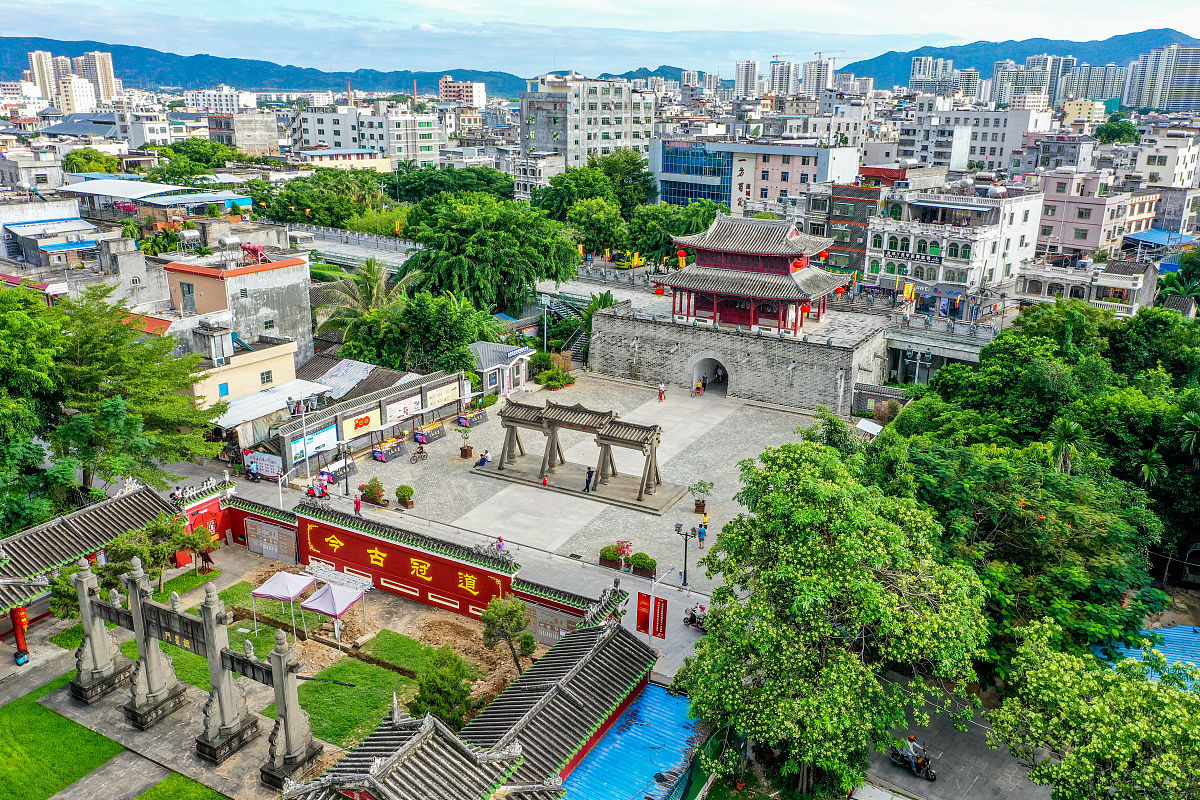 2021年10月23日,海南三亚,航拍崖州古城与崖城学宫.