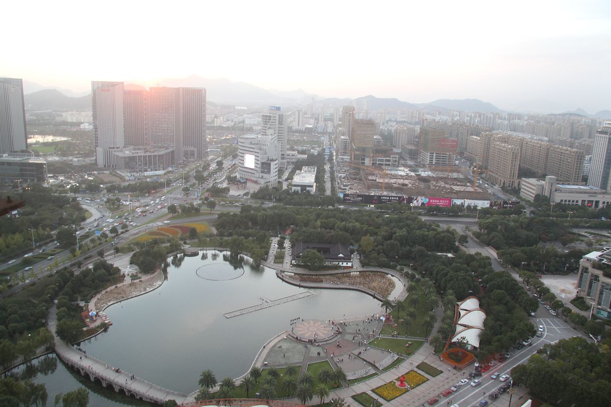 2015年11月07日,浙江台州,傍晚,一抹绚丽的彩霞挂在台州市区的天空中.