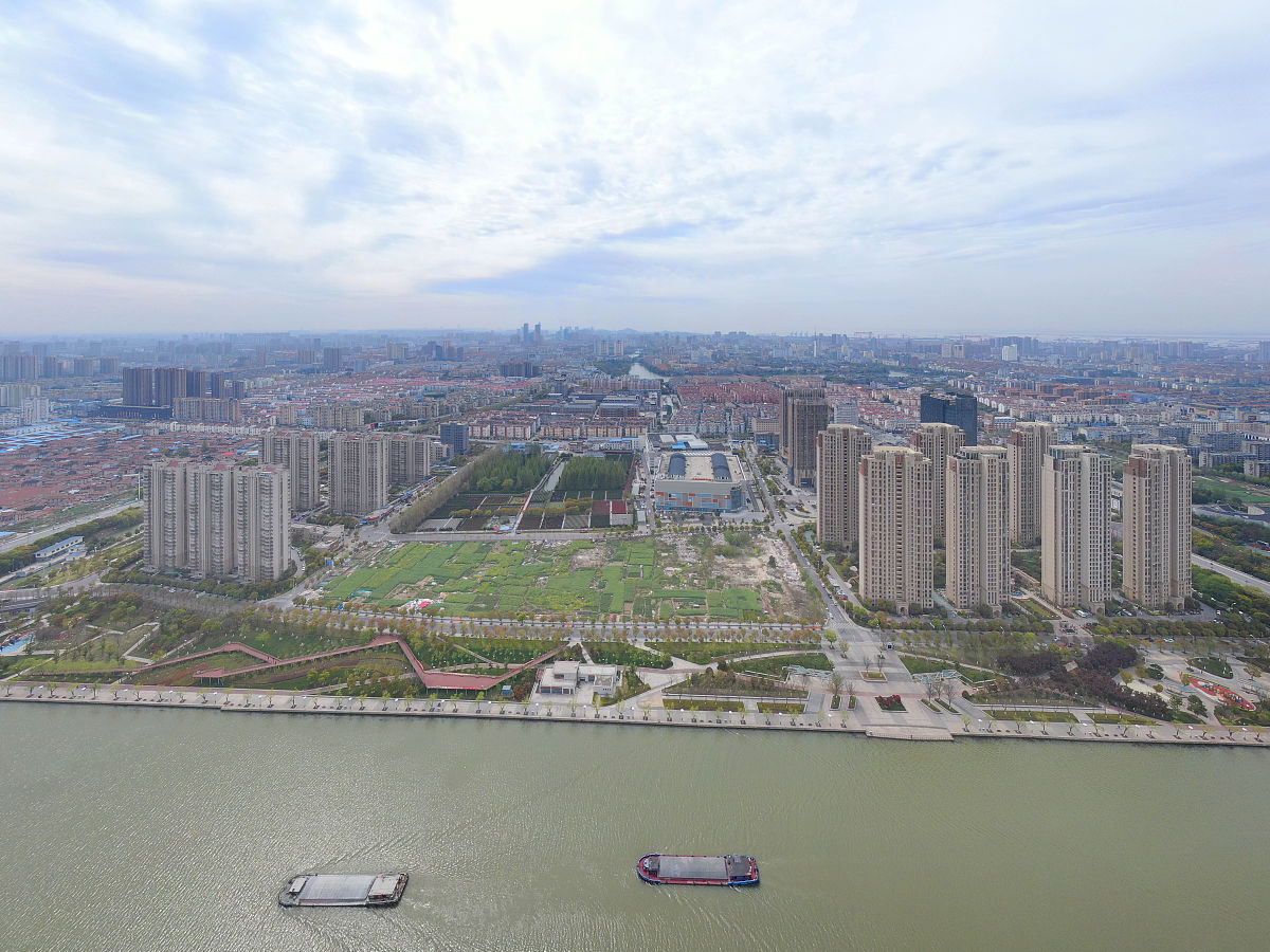 2020年4月6日,江苏南通,货船驶过南通市港闸区通吕运河美丽绿廊.