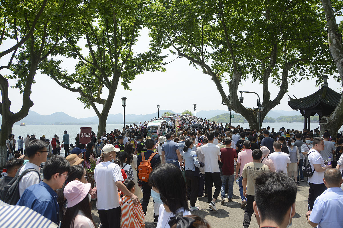西湖边'最美人墙'引争议：作秀还是展现城市形象？负责人独家回应