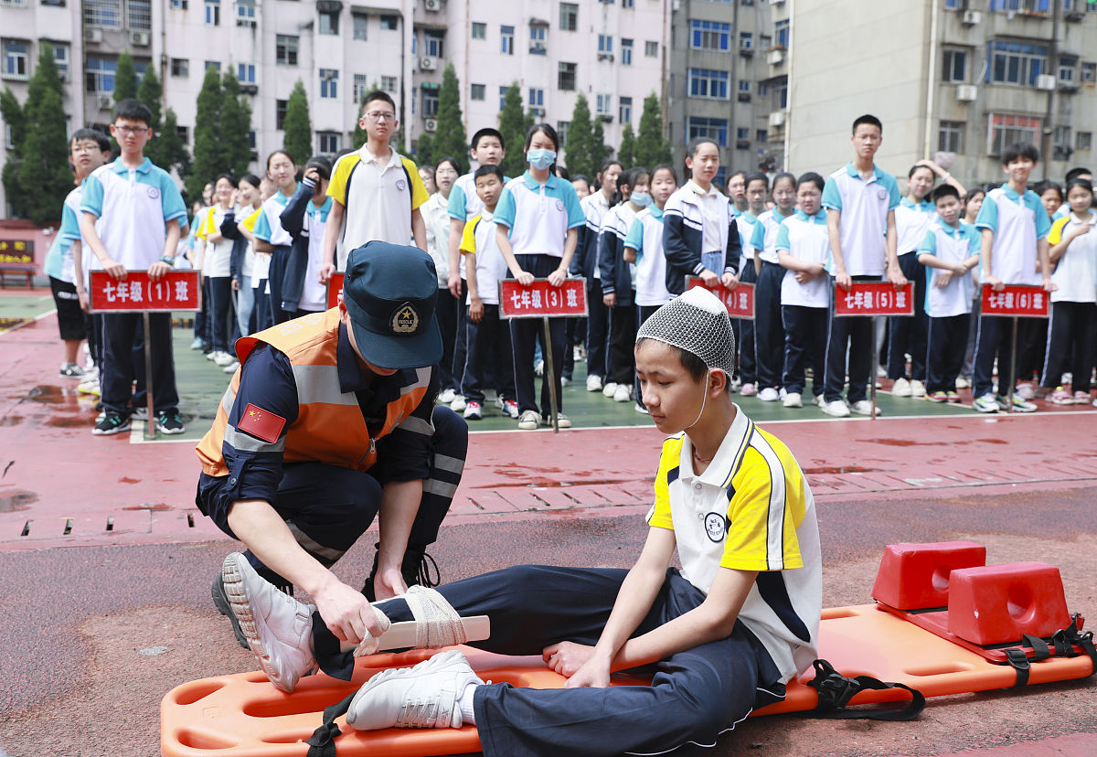 國中生待在校園的時間長校園也成為容易發生事故的地點以下是校園中常發生的狀況當狀況發生時除了去健康中心保健室外還可以利用所學。進行哪些緊處理措施1在樓梯打鬧沒注意踩空從樓梯上滾下來腳裸拉傷4體育課打籃球手指吃蘿蔔乾