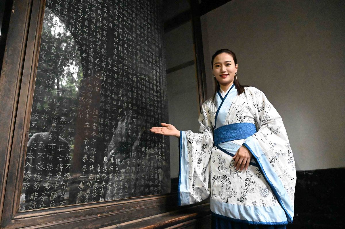 2021年5月12日,成都,讲解员马媛媛讲解唐碑.(如若下载使用,请务必署名